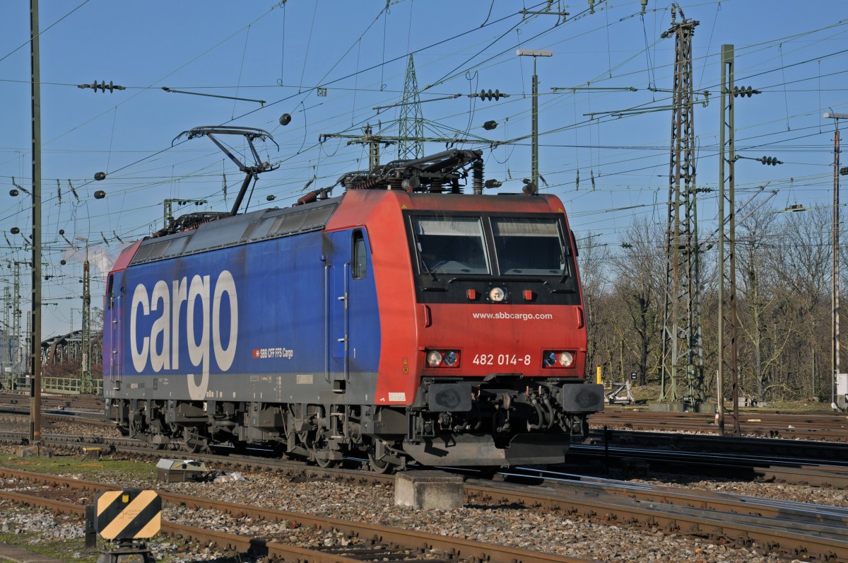 Re 482 014-8 durchfährt den Badischen Bahnhof. Die Aufnahme stammt vom 05.01.2015.