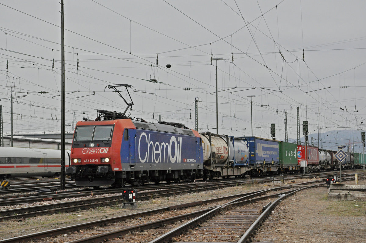 Re 482 015-5 durchfährt den badischen Bahnhof. Die Aufnahme stammt vom 05.01.2021.