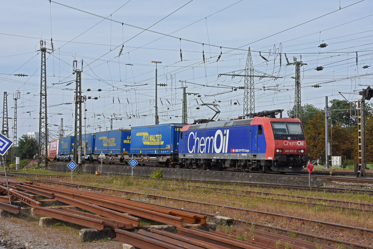 Re 482 015-5 durchfährt den badischen Bahnhof. Die Aufnahme stammt vom 22.09.2021.