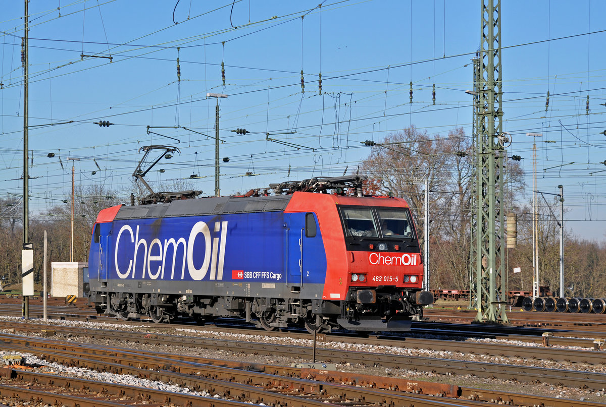 Re 482 015-5 durchfährt den Badischen Bahnhof. Die Aufnahme stammt vom 01.12.2016.