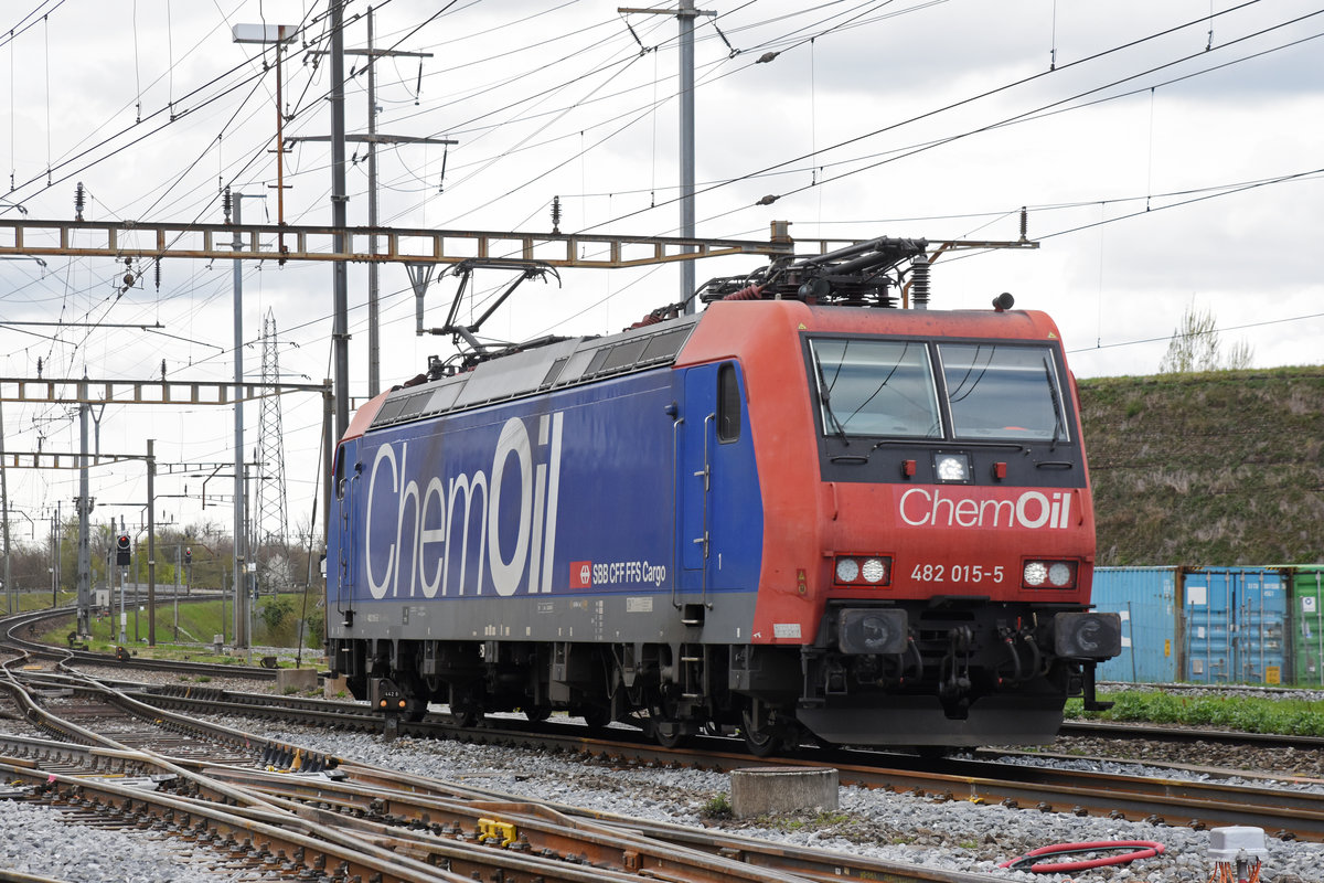Re 482 015-5 durchfährt den Bahnhof Pratteln. Die Aufnahme stammt vom 08.04.2019.