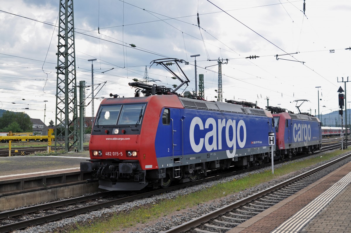 Re 482 015-5 zusammen mit der 482 005-6 durchfahren den Badischen Bahnhof. Die Aufnahme stammt vom 31.08.2015. 