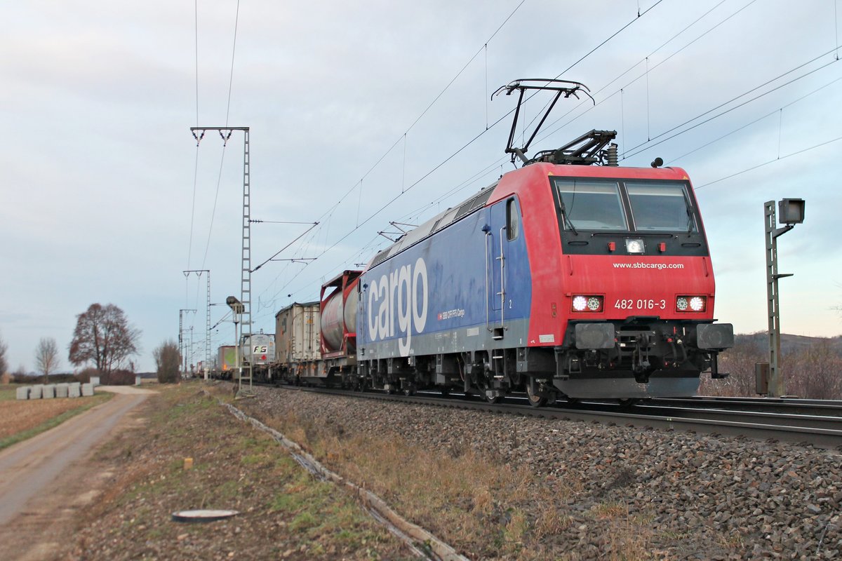 Re 482 016-3 am 22.12.2016 mit einem bunten Containerzug, als sie durchs Markgräflerland fuhr und hier bei Müllheim (Baden) in Richtung Basel unterwegs war.