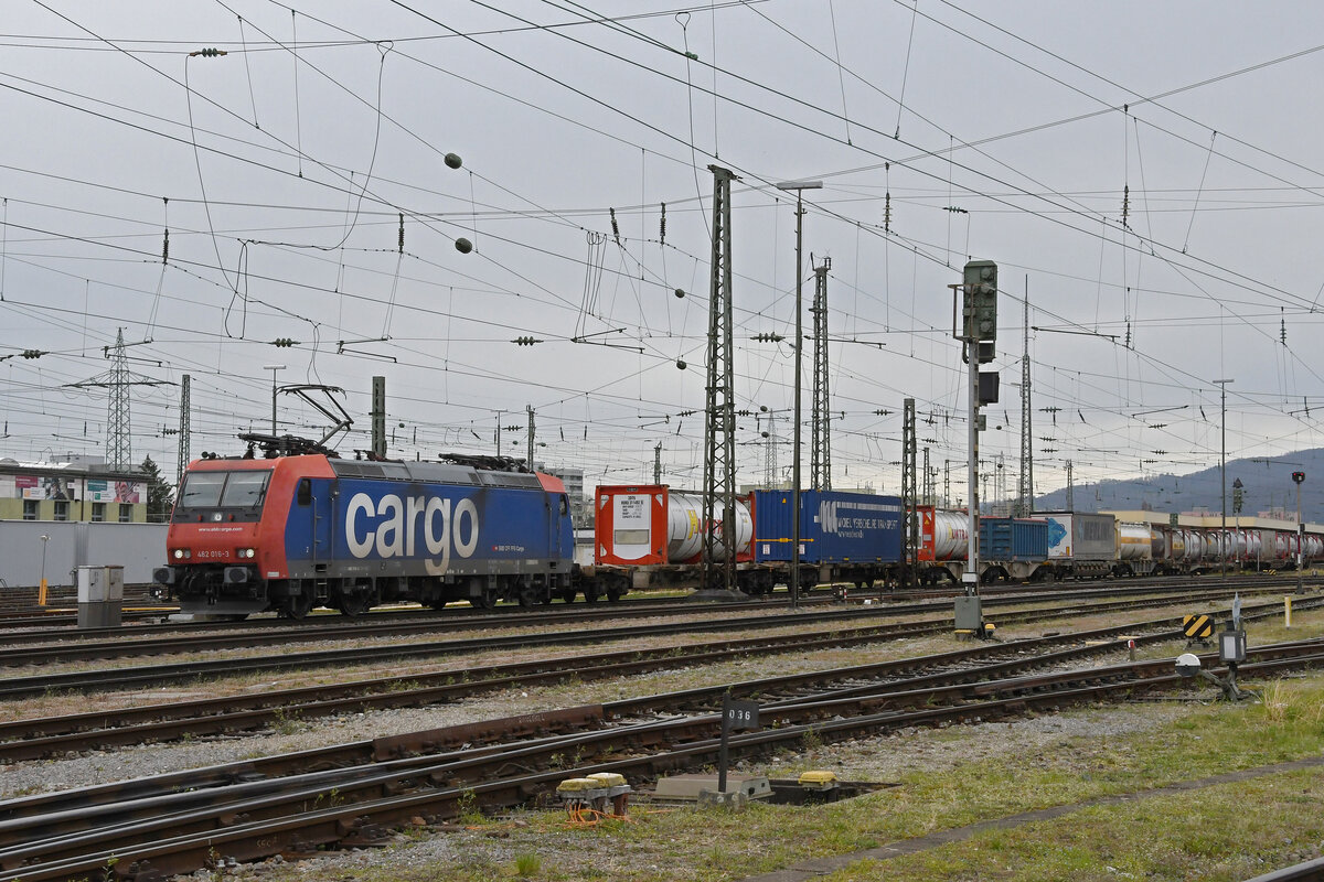 Re 482 016-3 durchfährt am 23.03.2023 den badischen Bahnhof.