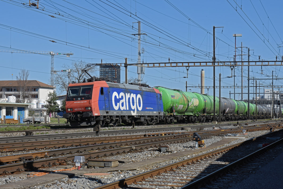 Re 482 016-3 durchfährt den Bahnhof Pratteln. Die Aufnahme stammt vom 13.03.2020.