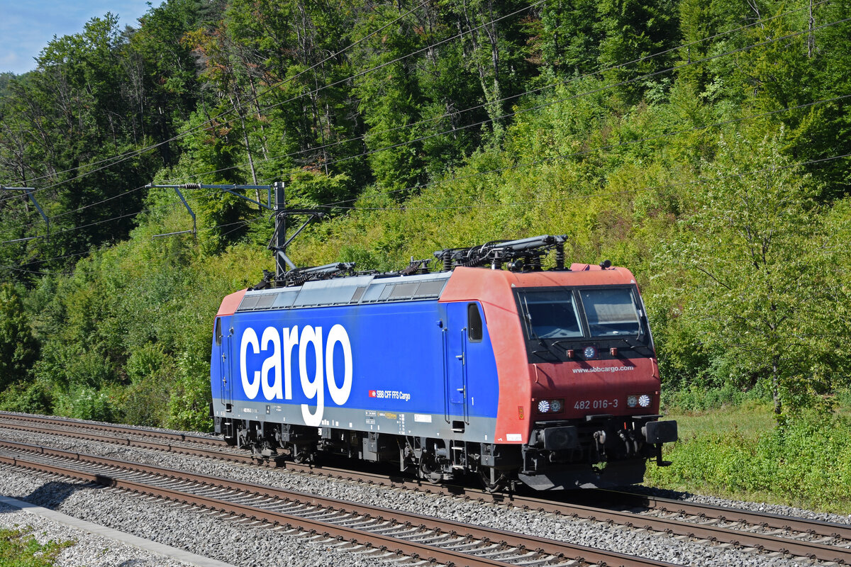 Re 482 016-3 fährt am 22.08.2022 solo Richtung Bahnhof Tecknau.