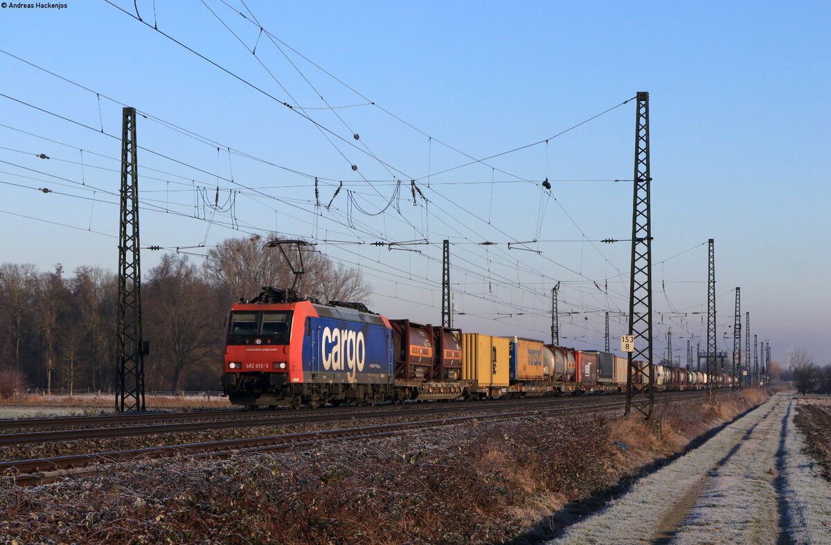 Re 482 016-3 mit dem DGS 43023 (Duisburg Wedau - Gallarate) in Niederschopfheim 13.1.22