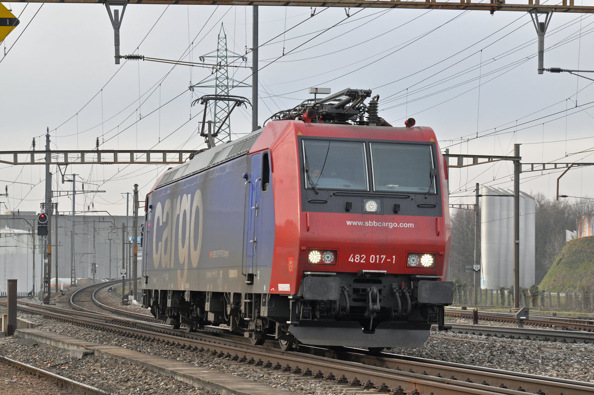 Re 482 017-1 durchfährt den Bahnhof Pratteln. Die Aufnahme stammt vom 09.01.2018.