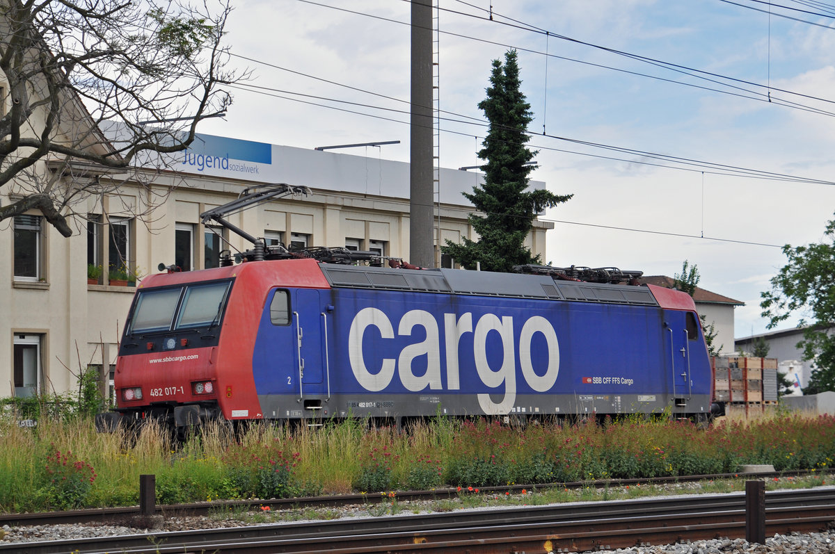Re 482 017-1 durchfährt den Bahnhof Pratteln. Die Aufnahme stammt vom 17.06.2016.
