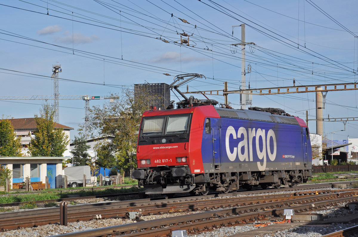 Re 482 017-1 durchfährt solo den Bahnhof Pratteln. Die Aufnahme stammt vom 24.10.2019.