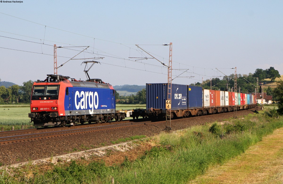 Re 482 017-1 mit einem Containerzug bei Dehnsen 12.6.15