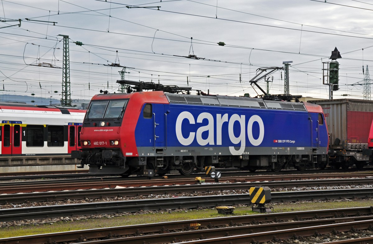 Re 482 017-3 beim Badischen Bahnhof in Basel. Die Aufnahme stammt vom 18.12.2013.