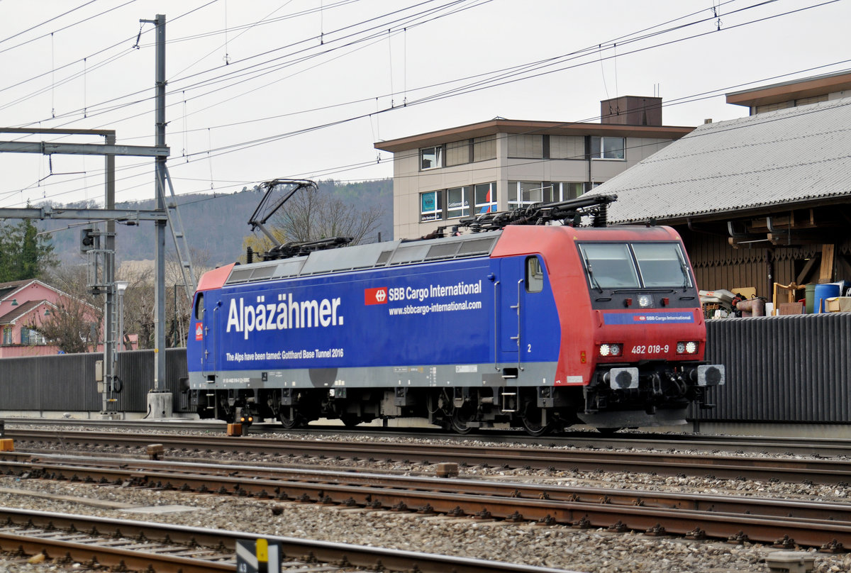 Re 482 018-9 durchfährt den Bahnhof Sissach. Die Aufnahme stammt vom 31.03.2017.