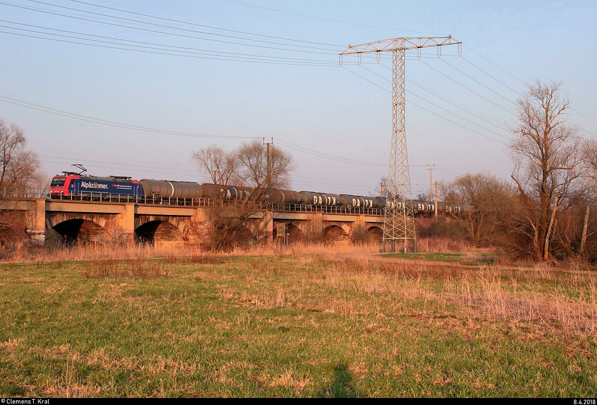 Re 482 018-9 von SBB Cargo International als Kesselzug fährt in der Saaleaue bei Angersdorf auf der Bahnstrecke Halle–Hann. Münden (KBS 590) Richtung Angersdorf. [8.4.2018 | 19:14 Uhr]