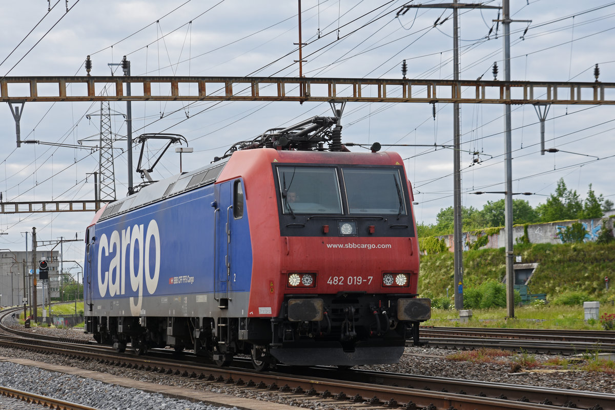 Re 482 019-7 durchfährt den Bahnhof Pratteln. Die Aufnahme stammt vom 27.05.2019.