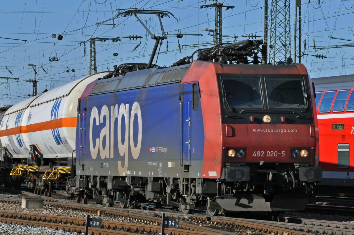 Re 482 020-3 beim Badischen Bahnhof in Basel. Die Aufnahme stammt vom 17.02.2014.