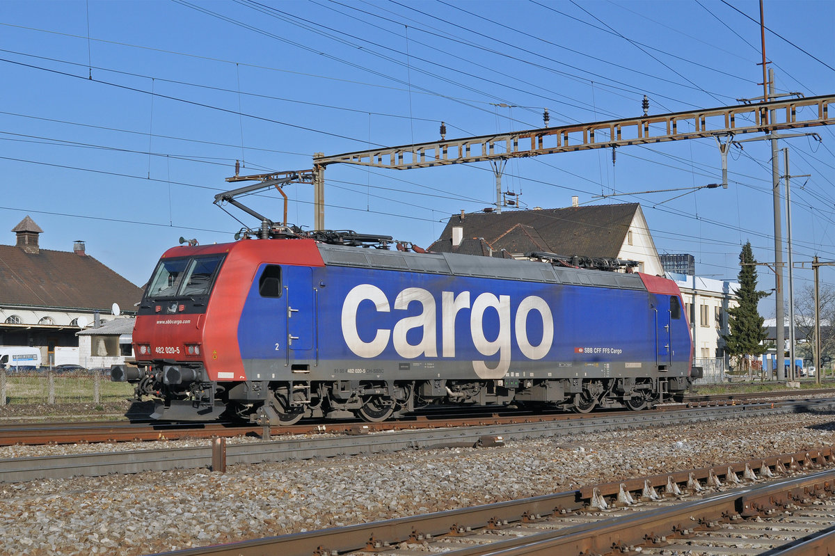 Re 482 020-5 durchfährt den Bahnhof Pratteln. Die Aufnahme stammt vom 13.02.2018.