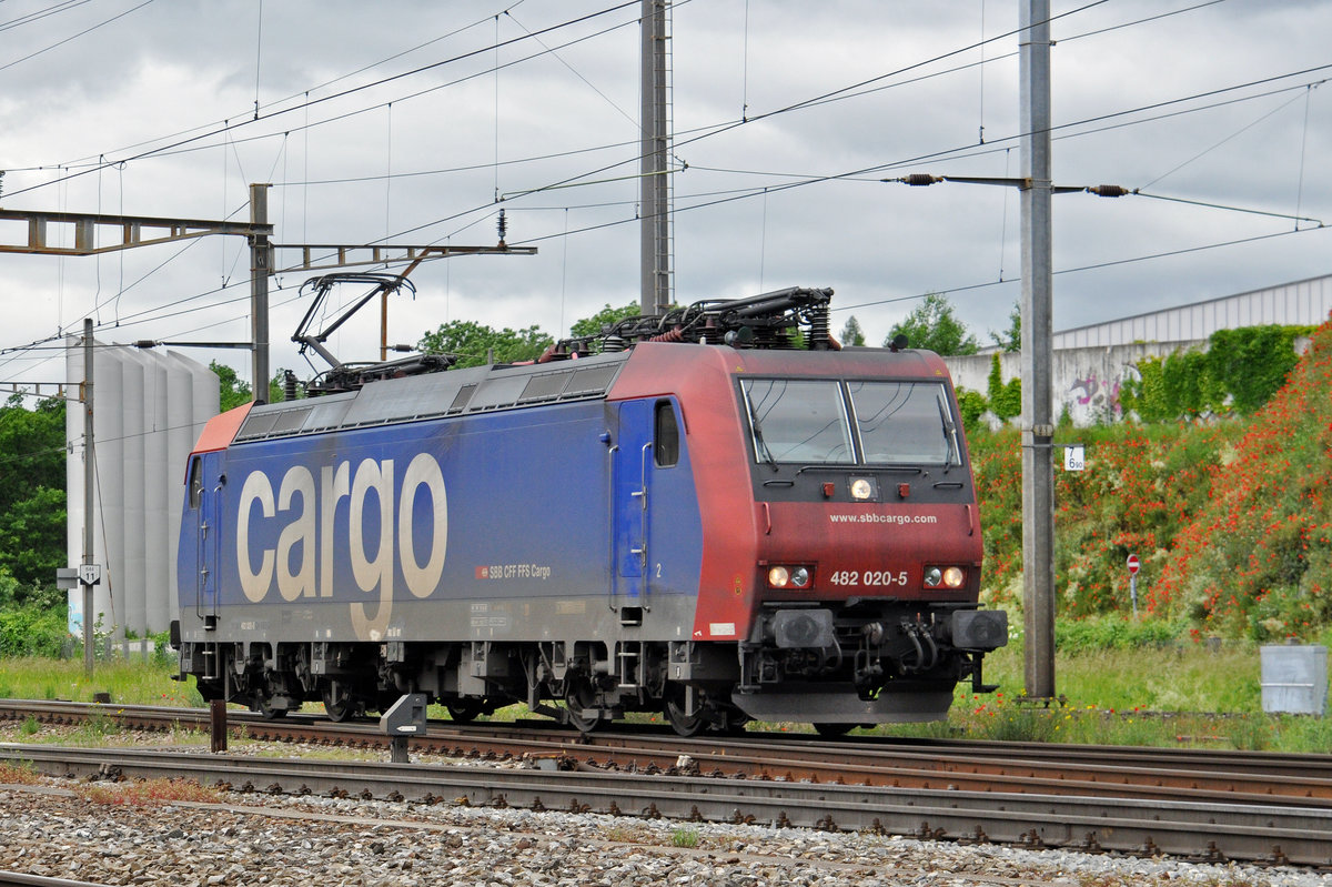 Re 482 020-5 durchfährt den Bahnhof Pratteln. Die Aufnahme stammt vom 30.05.2016.