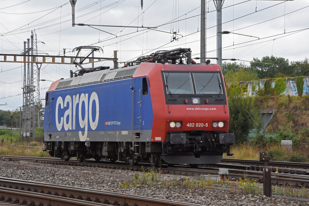 Re 482 020-5 durchfährt solo den Bahnhof Pratteln. Die Aufnahme stammt vom 16.09.2021.