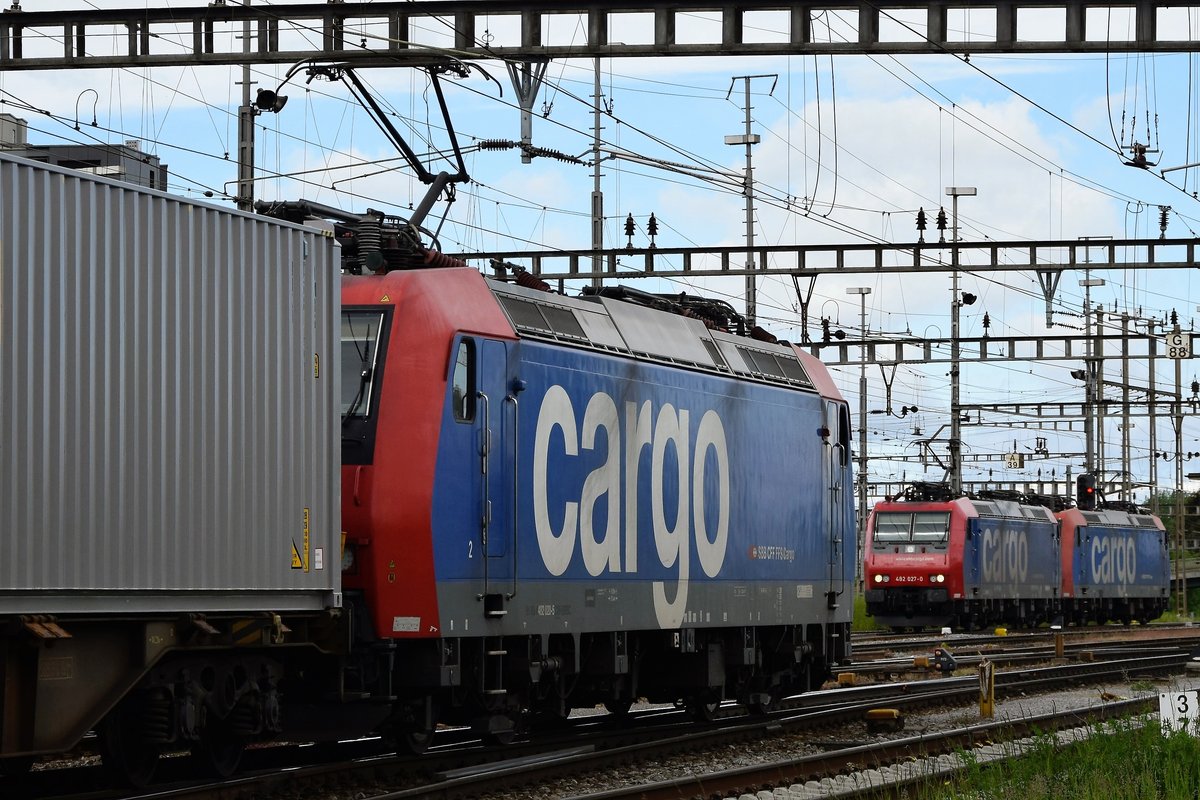 Re 482 020-5 macht sich mit ihrem Güterzug auf den Weg in Richtung Deutschland, während sich 482 027-0 zusammen mit 482 006-4 in Basel RB auf den Weg macht, einen Kesselzug zu übernehmen. Aufgenommen am 11.05.2019.