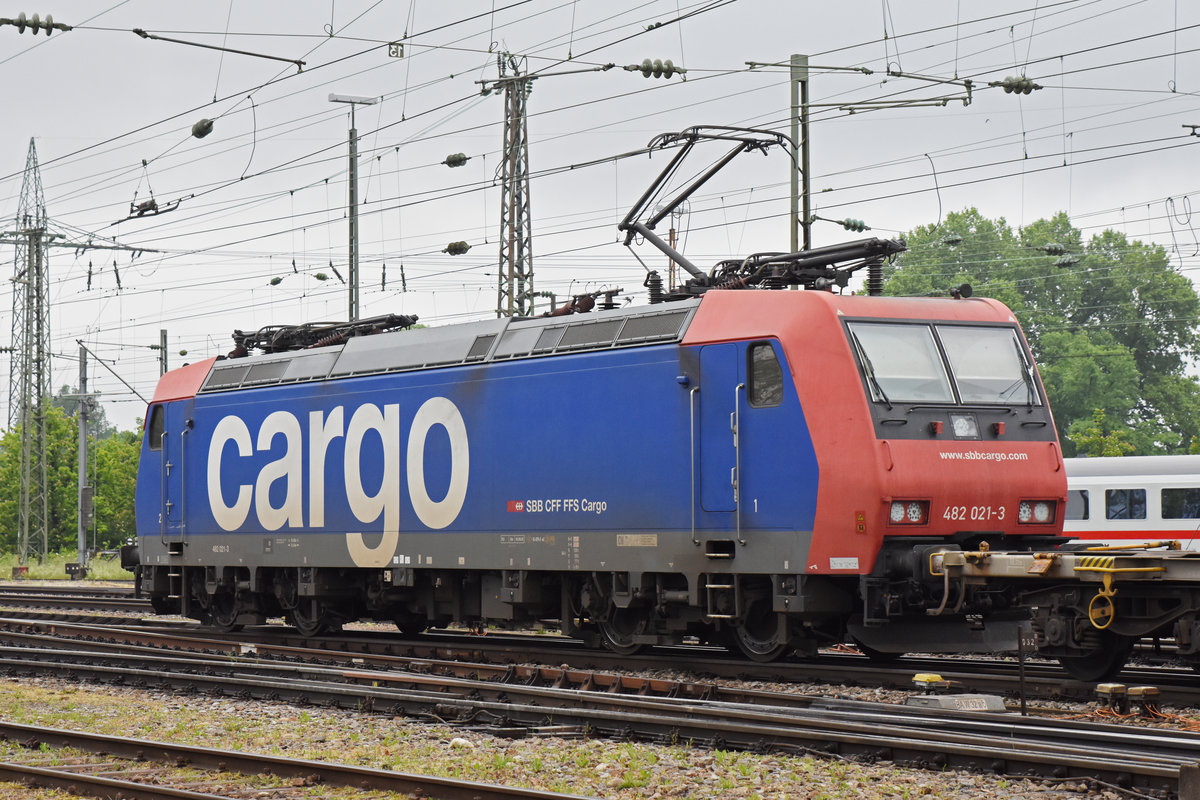 Re 482 021-3 durchfährt den badischen Bahnhof. Die Aufnahme stammt vom 14.05.2020.