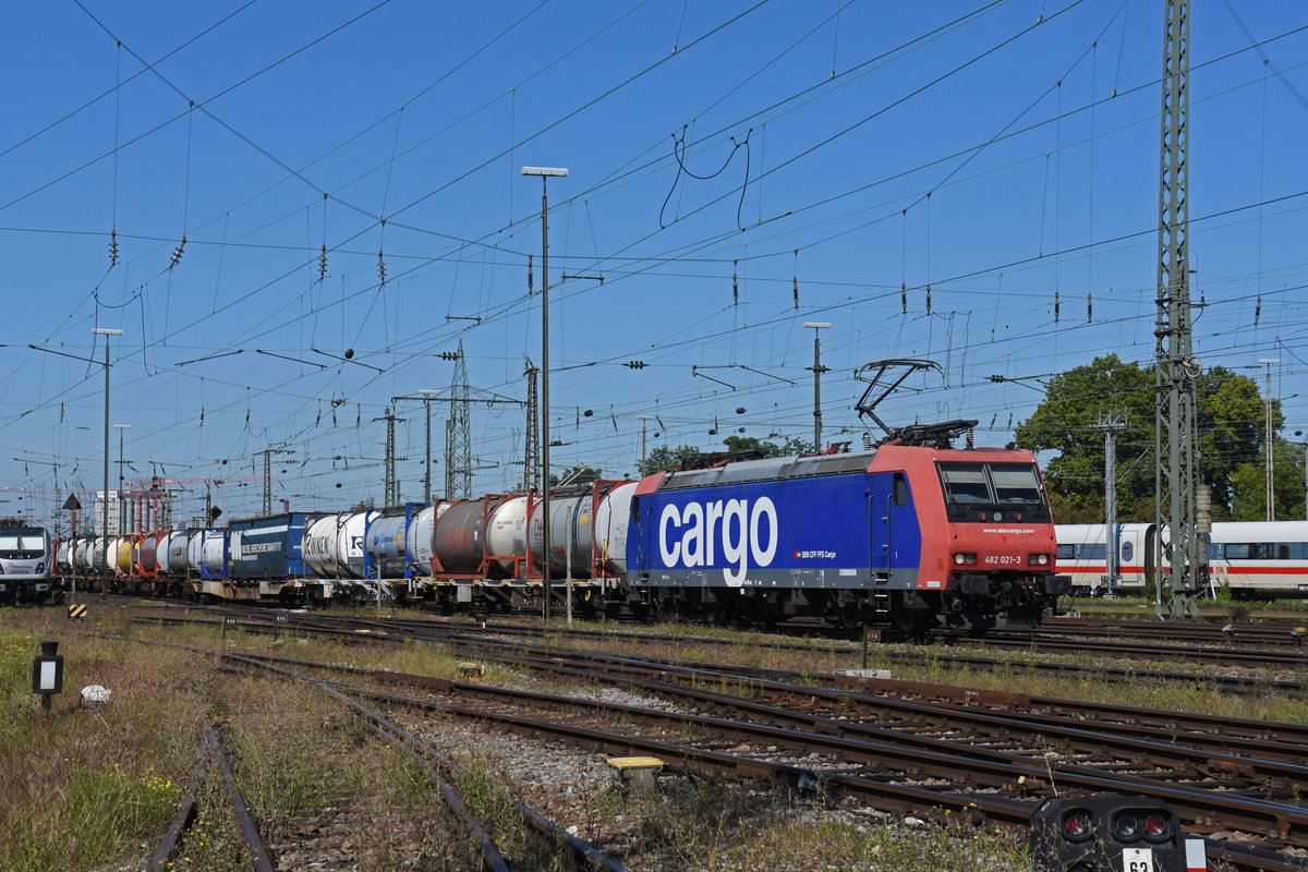 Re 482 021-3 durchfährt den badischen Bahnhof. Die Aufnahme stammt vom 09.09.2020.