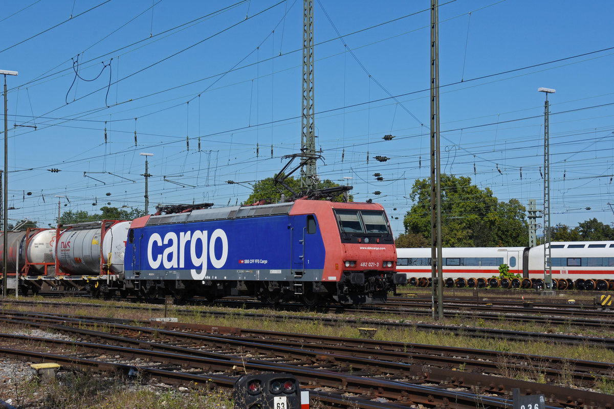 Re 482 021-3 durchfährt den badischen Bahnhof. Die Aufnahme stammt vom 09.09.2020.