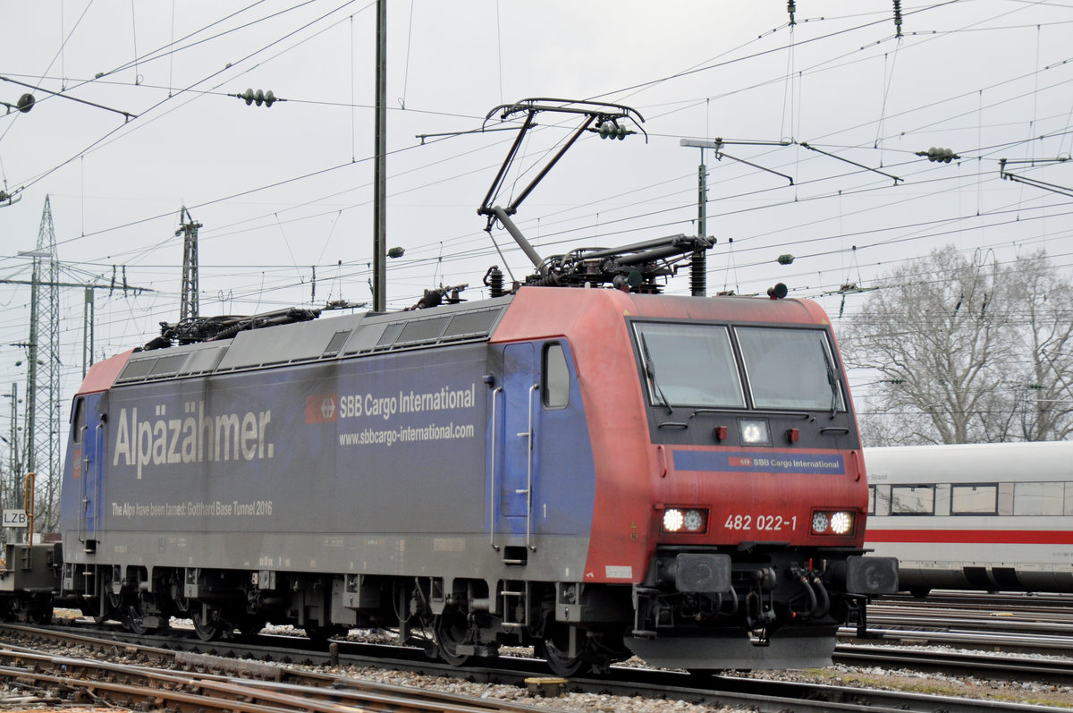 Re 482 022-1 durchfährt den Badischen Bahnhof. Die Aufnahme stammt vom 19.02.2018.