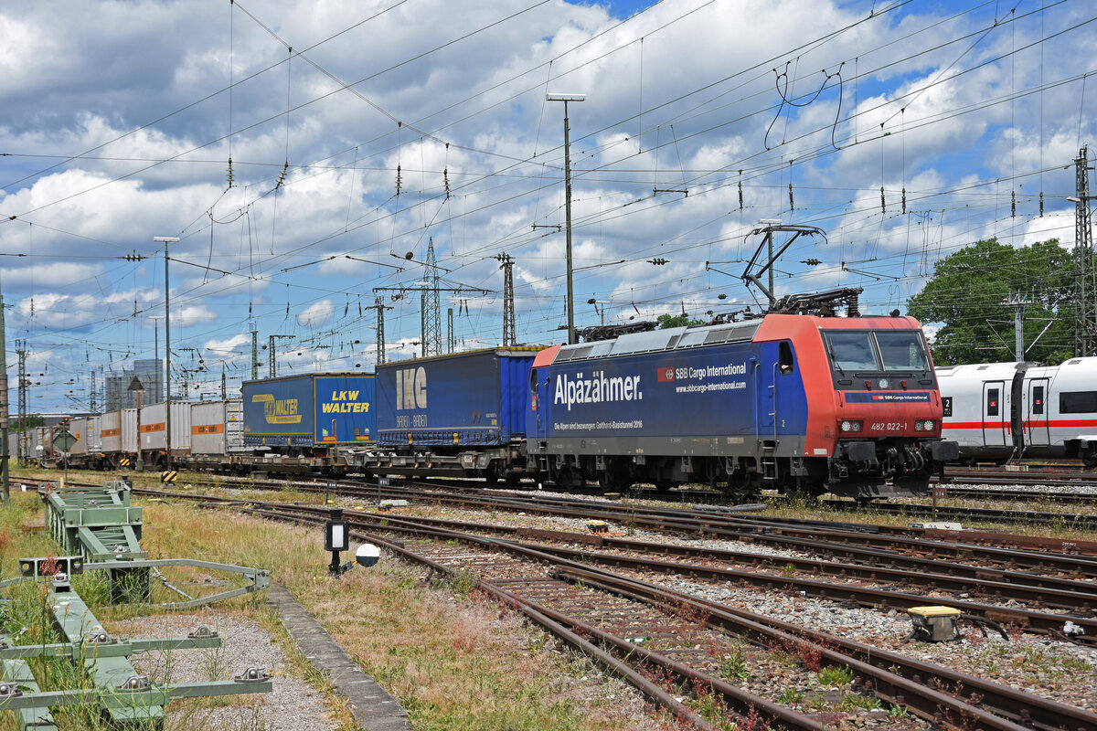 Re 482 022-1 durchfährt den badischen Bahnhof. Die Aufnahme stammt vom 24.05.2022.