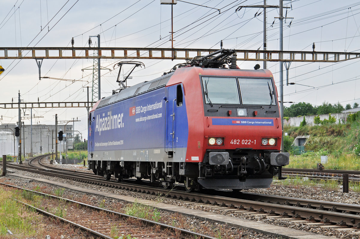 Re 482 022-1 durchfährt den Bahnhof Pratteln. Die Aufnahme stammt vom 11.07.2016.