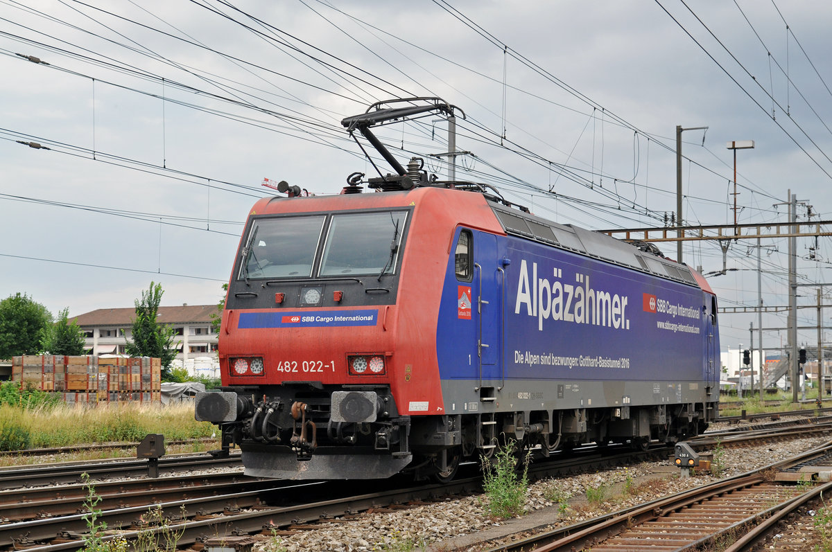 Re 482 022-1 durchfährt den Bahnhof Pratteln. Die Aufnahme stammt vom 11.07.2016.