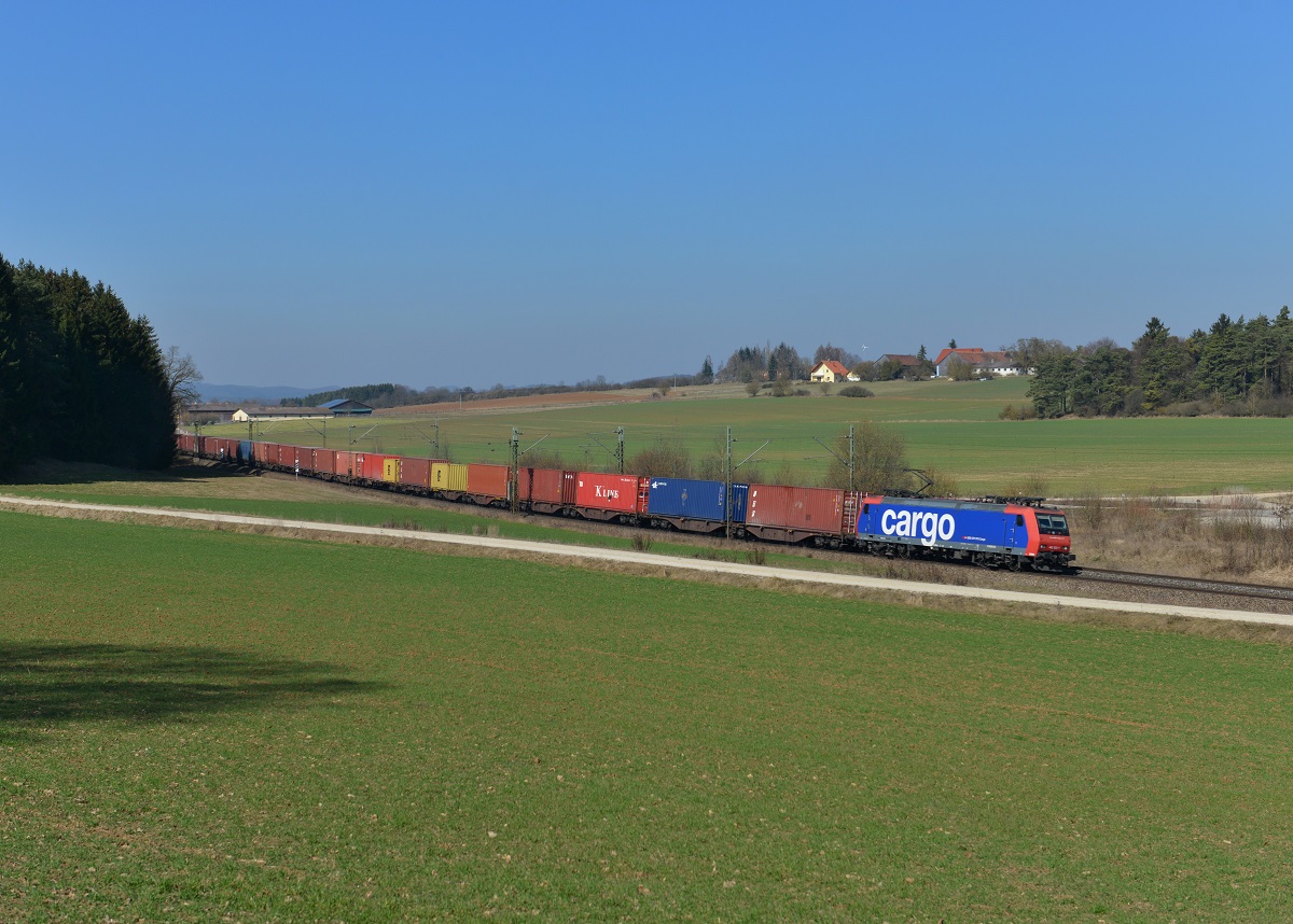 Re 482 022 mit einem Containerzug am 13.03.2014 bei Sinngrün. 