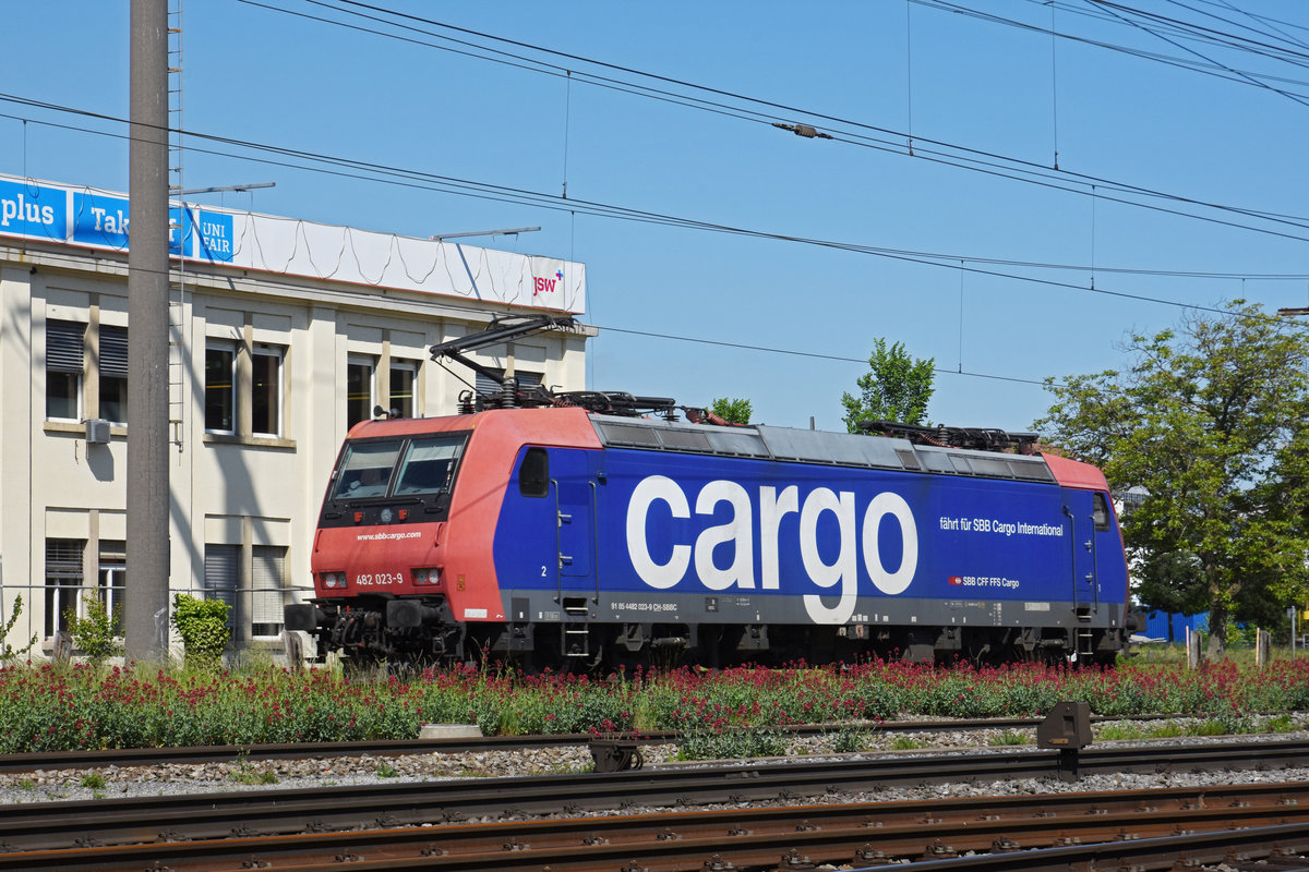Re 482 023-9 durchfährt solo den Bahnhof Pratteln. Die Aufnahme stammt vom 06.05.2020.