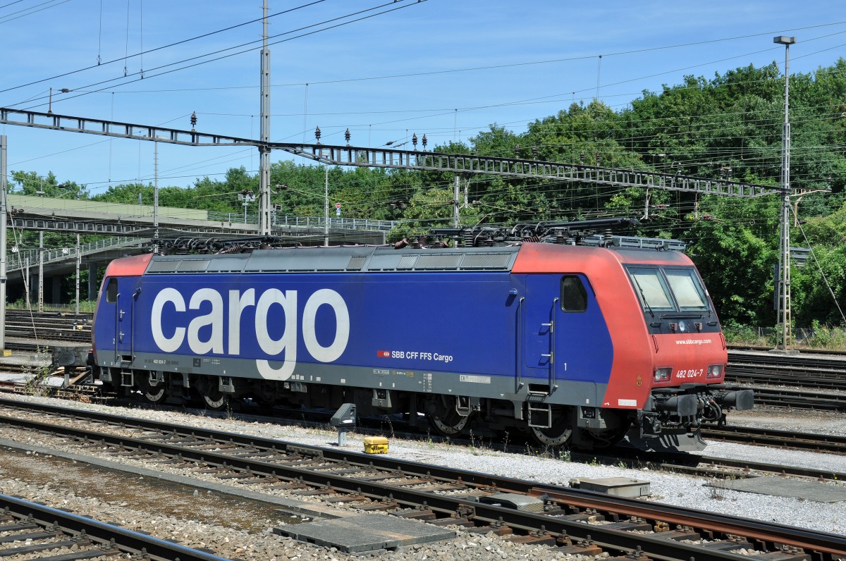 Re 482 024-7 abgestellt am Güterbahnhof Muttenz. Die Aufnahme stammt vom 03.07.2014.