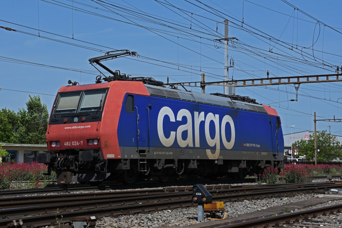Re 482 024-7 durchfährt solo den Bahnhof Pratteln. Die Aufnahme stammt vom 20.05.2022.