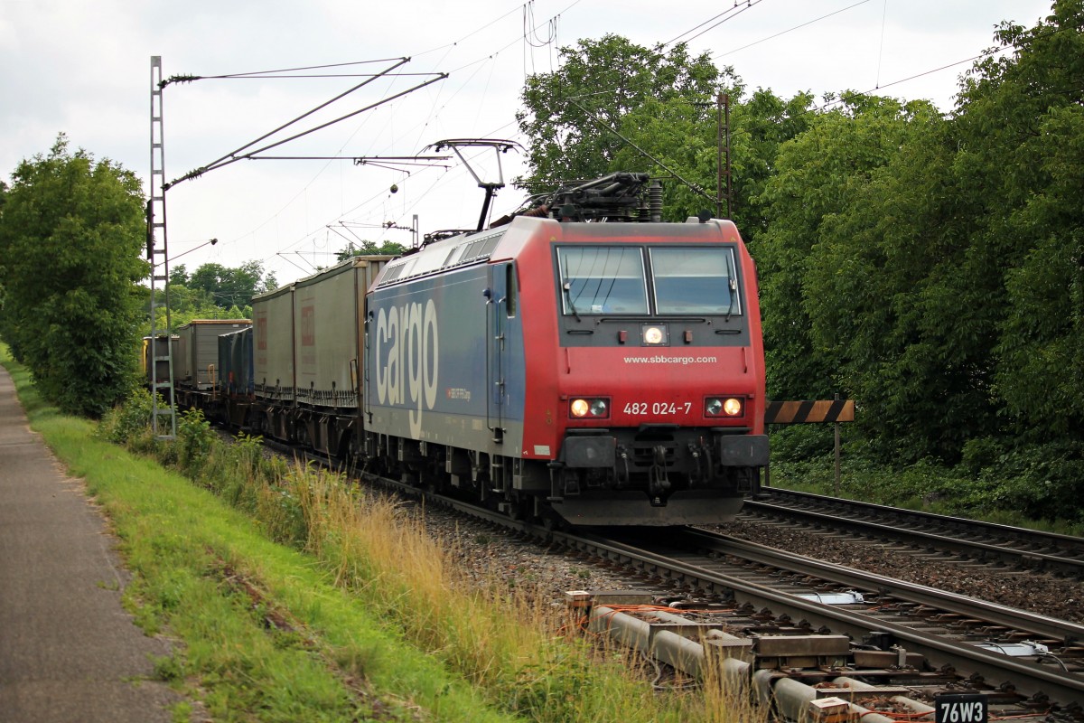 Re 482 024-7 von SBB Cargo am 12.07.2014 mit einem Containerzug beim Abzweig Leutersberg gen Norden.