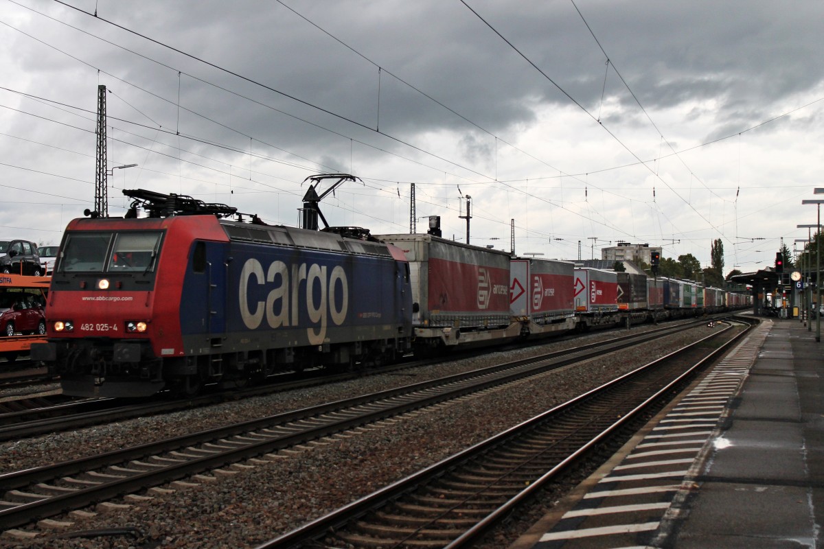 Re 482 025-4 am 16.10.2014 mit einem KLV-Zug bei der Durchfahrt in lahr (Schwarzw) in Richtung Süden.