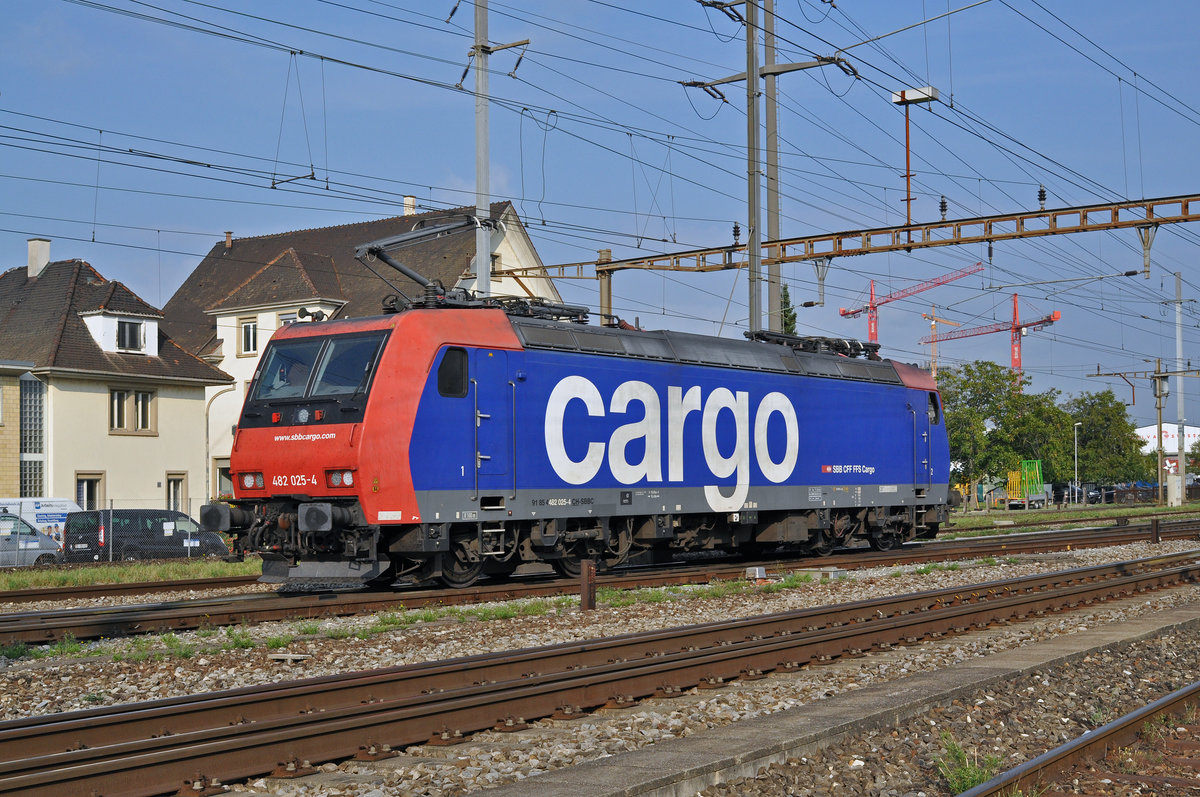 Re 482 025-4 durchfährt den Bahnhof Pratteln. Die Aufnahme stammt vom 26.09.2016.