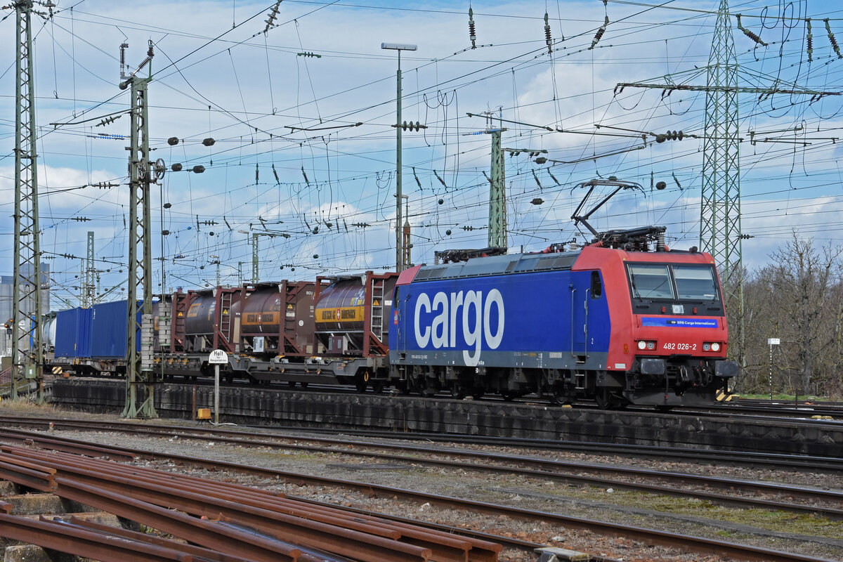 Re 482 026-6 durchfährt den badischen Bahnhof. Die Aufnahme stammt vom 17.02.2022.