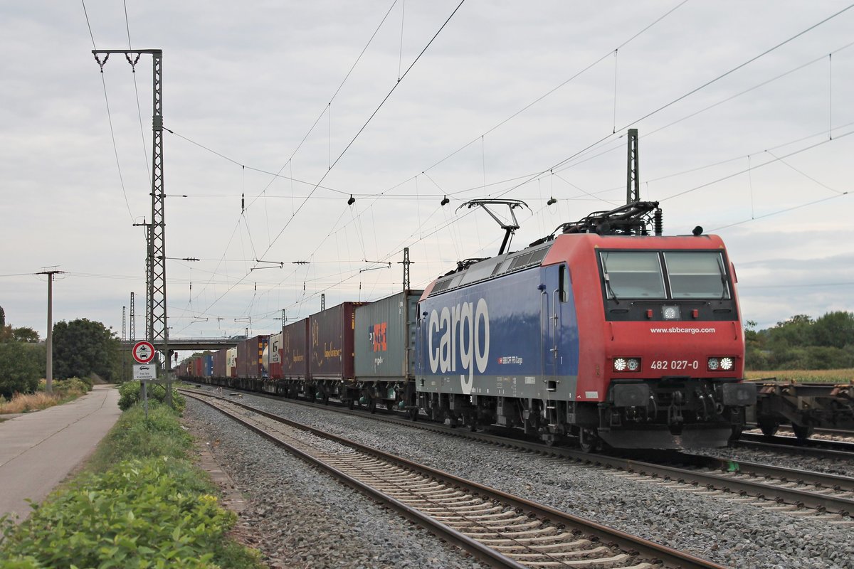 Re 482 027-0 am 16.09.2016 mit einem Containerzug aus Belgien/Aachen West fuhr sie durch die Bahnanlagen von Müllheim (Baden) in Richtung Basel.