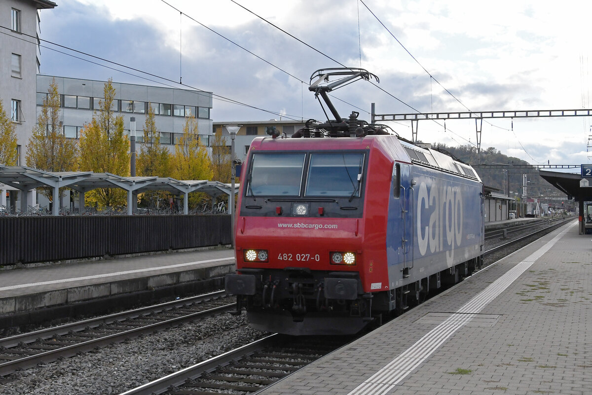 Re 482 027-0 durchfährt am 03.11.2023 solo den Bahnhof Pratteln.