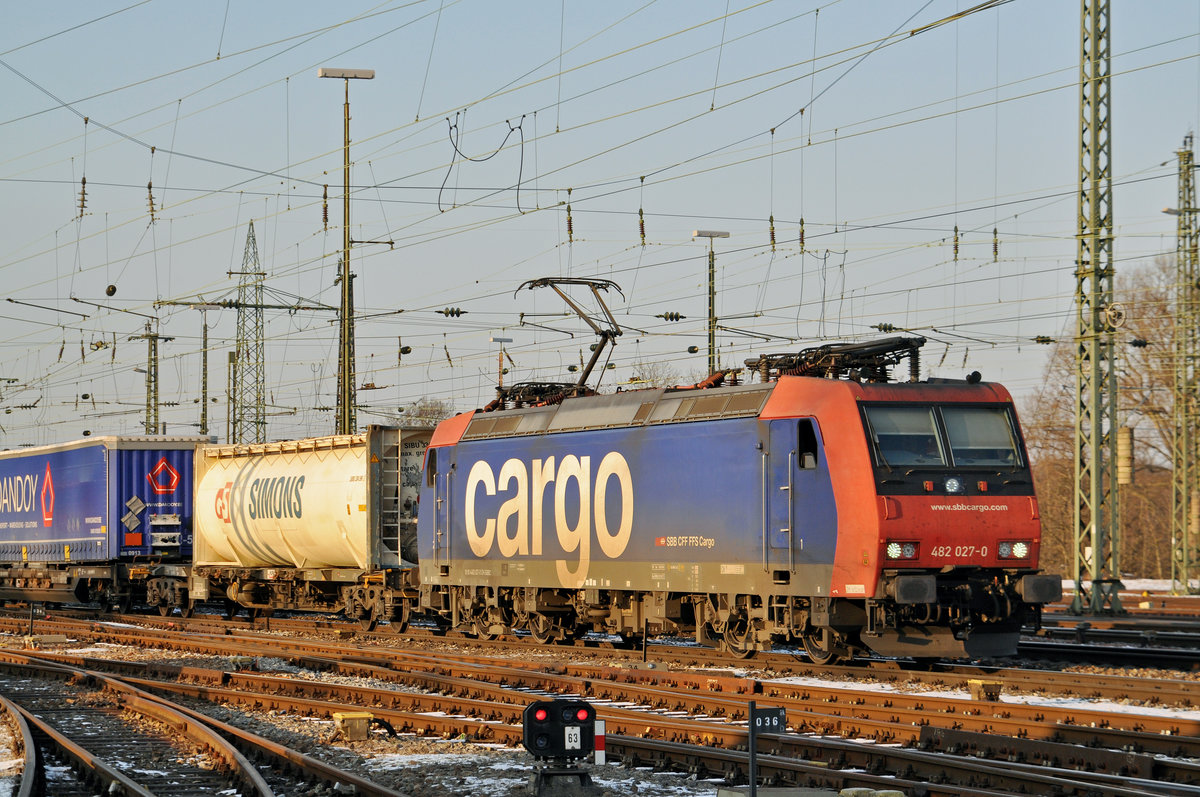 Re 482 027-0 durchfährt den Badischen Bahnhof. Das abzweigende Gleis führt auf einen Parkplatz, von wo aus auch diese Aufnahme am 18.01.2017 entstand.
