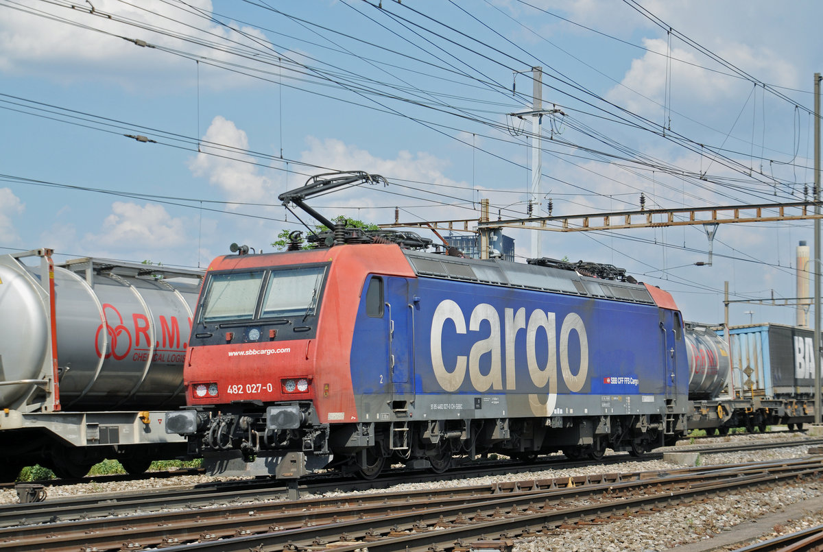 Re 482 027-0 durchfährt den Bahnhof Pratteln. Die Aufnahme stammt vom 20.06.2017.