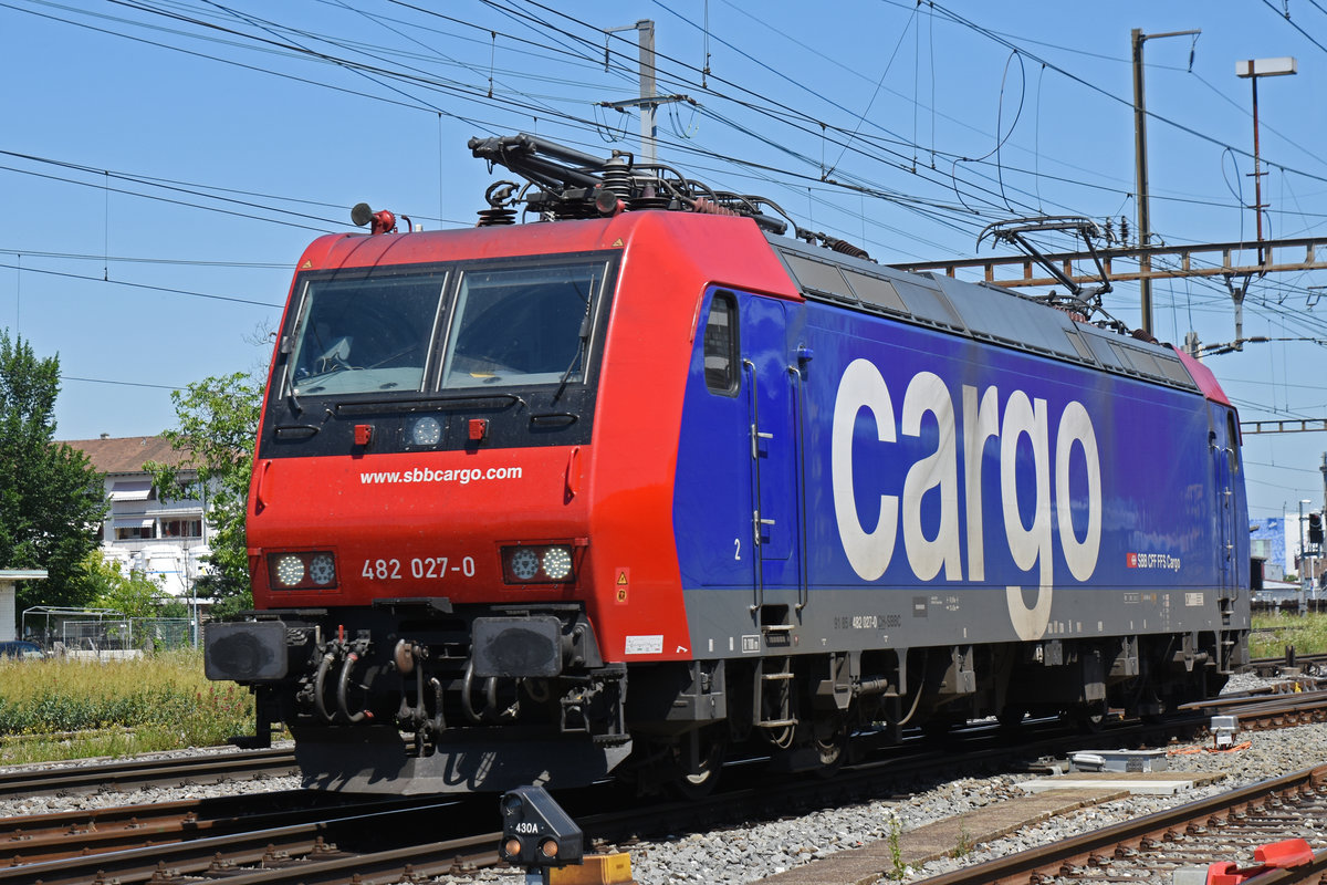 Re 482 027-0 durchfährt solo den Bahnhof Pratteln. Die Aufnahme stammt vom 25.06.2020.