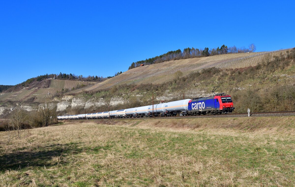 Re 482 027 mit einem Gaskesselzug am 08.03.2022 bei Himmelstadt.