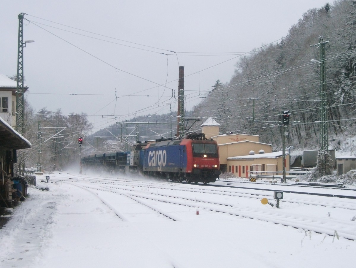 Re 482 027 von SBB Cargo zieht am 07.Dezember 2013 eine Regentalbahn MaK und einen Schotterzug durch Kronach Richtung Saalfeld.
