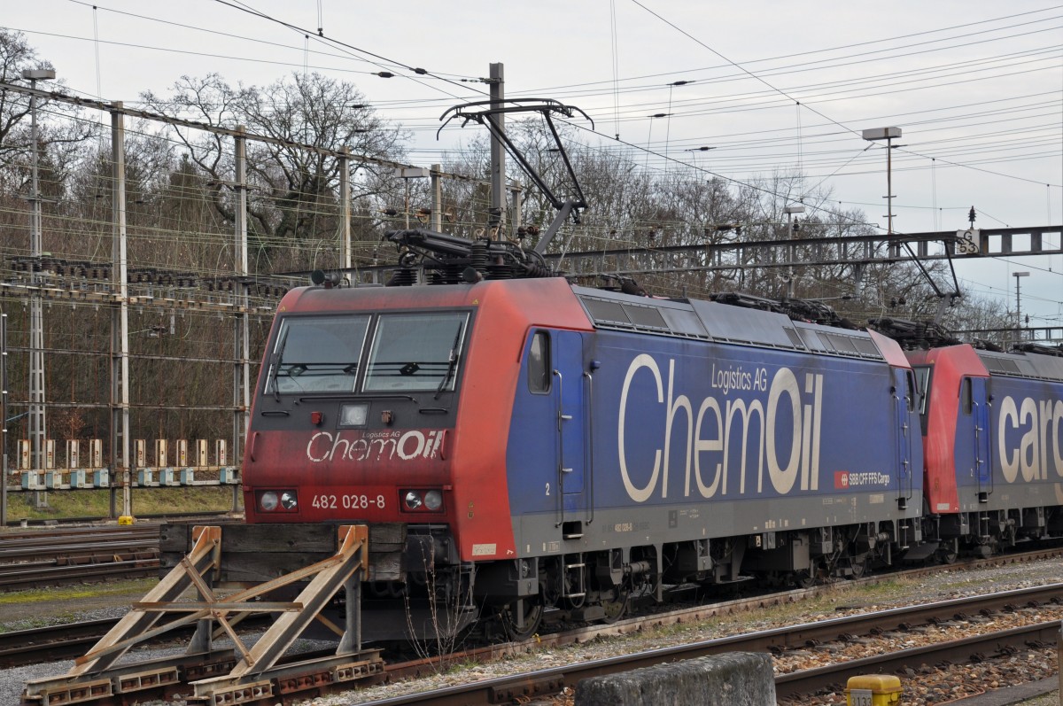 Re 482 028-8 ist beim Güterbahnhof Muttenz abgestellt. Die Aufnahme stammt vom 12.01.2015.