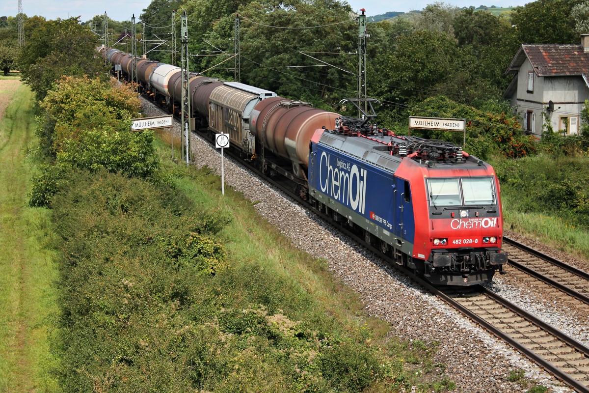 Re 482 028-8  ChemOil Logistics AG  am 22.08.2014 mit dem BASF-Zug (Ludwigshafen (Rhein) BASF - Muttenz (Basel SBB Rbf)) bei Müllheim (Baden), als sie das meiste ihrer Reise schon hinter sich hatte.