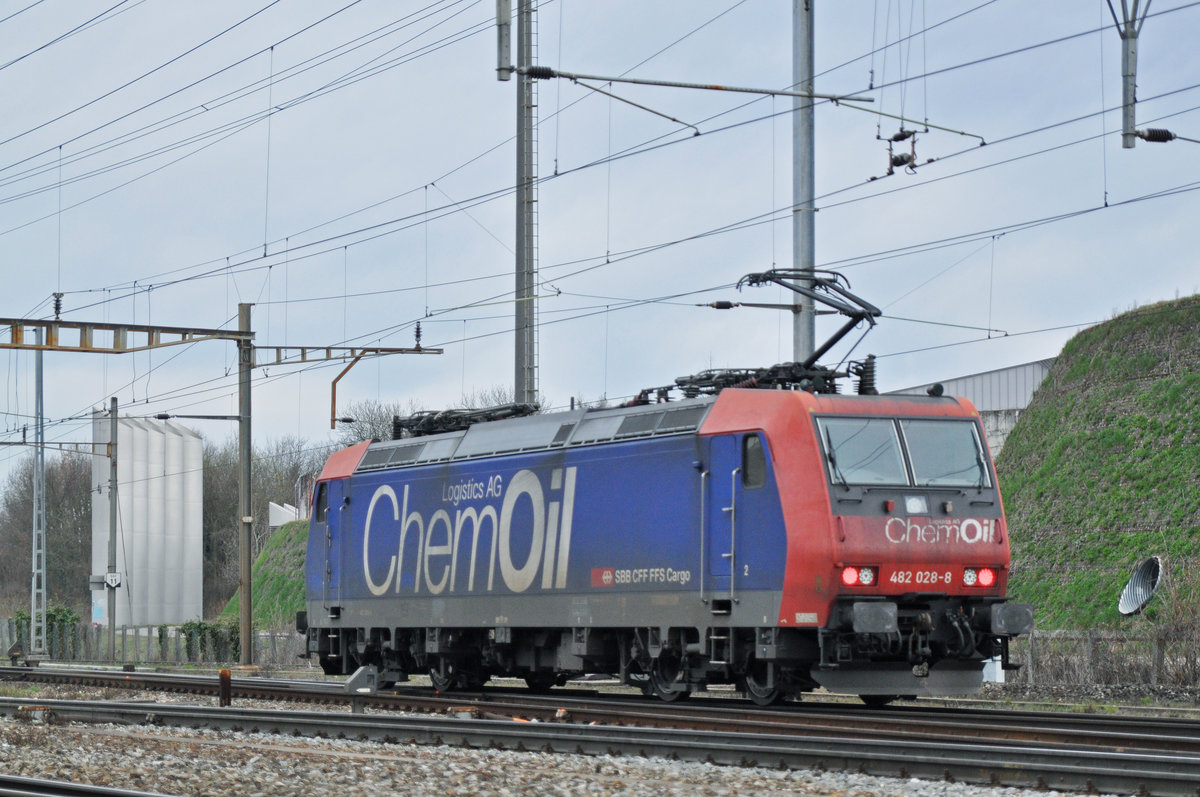 Re 482 028-8 durchfährt den Bahnhof Pratteln. Die Aufnahme stammt vom 04.03.2017.