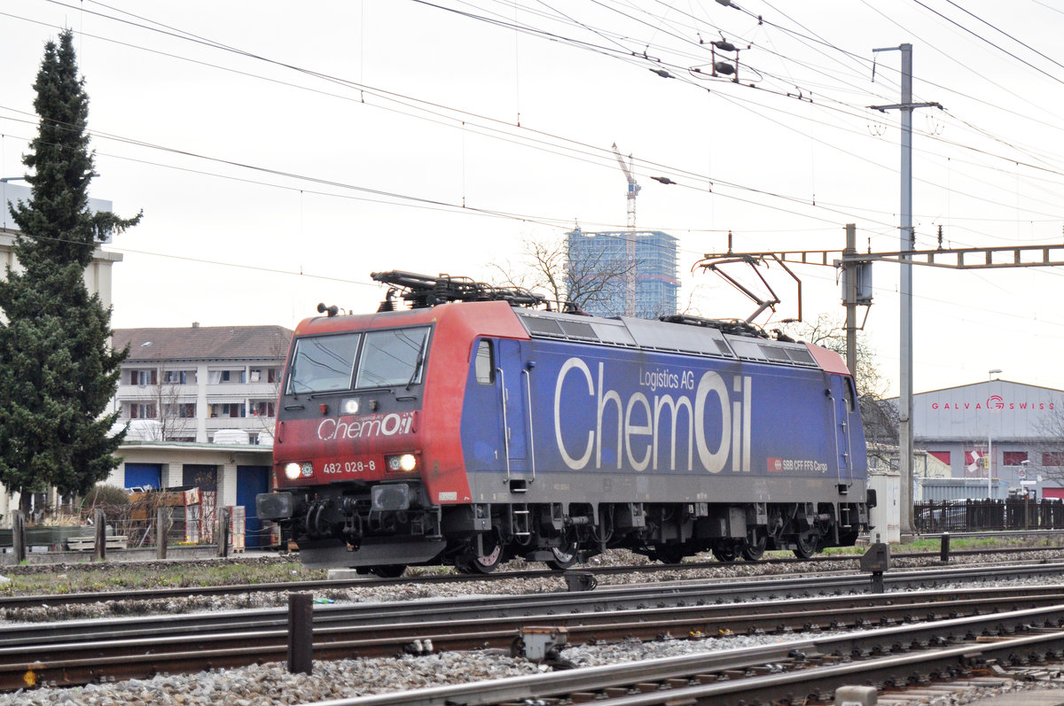 Re 482 028-8 durchfährt den Bahnhof Pratteln. Die Aufnahme stammt vom 04.03.2017.